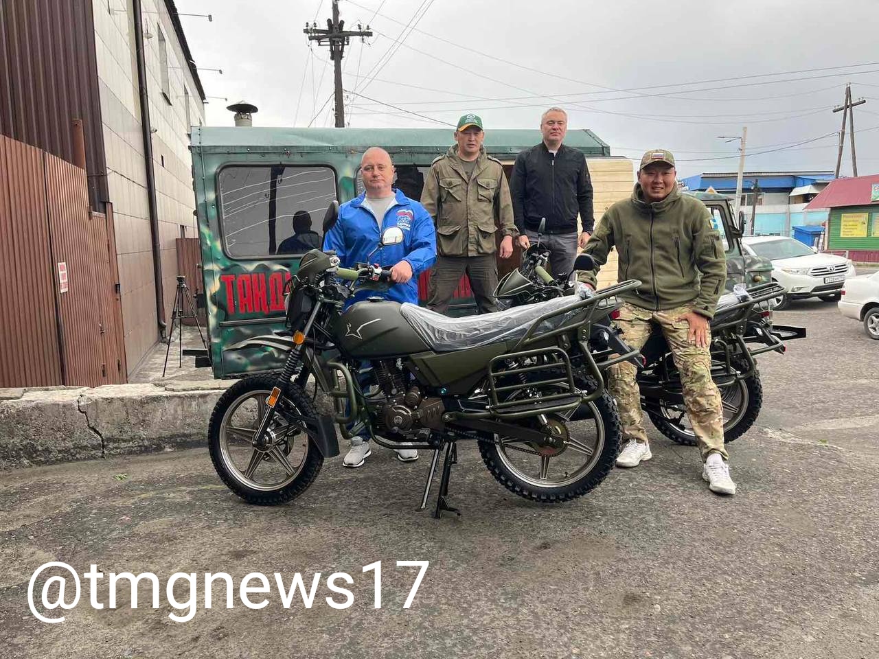 В Туве прошла передача автомобилей для бойцов СВО от Тандинского района и  депутатов партии 