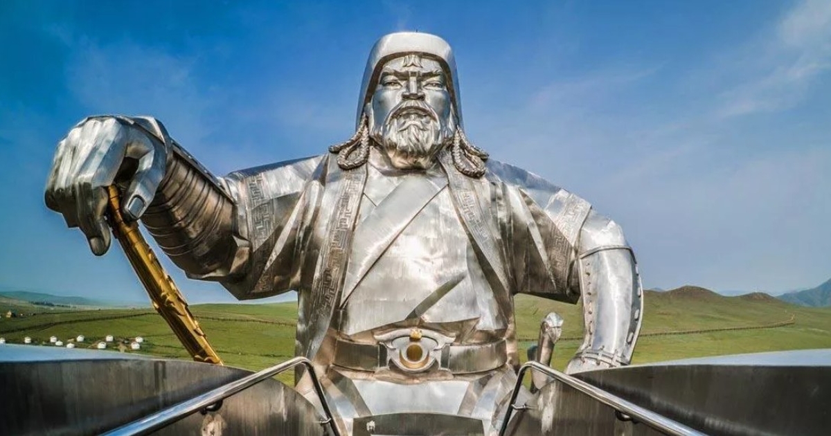 Хана улан. Монголия Чингис Хан. Статуя Чингисхана в Монголии. Памятник Чингисхану в Улан-Баторе.